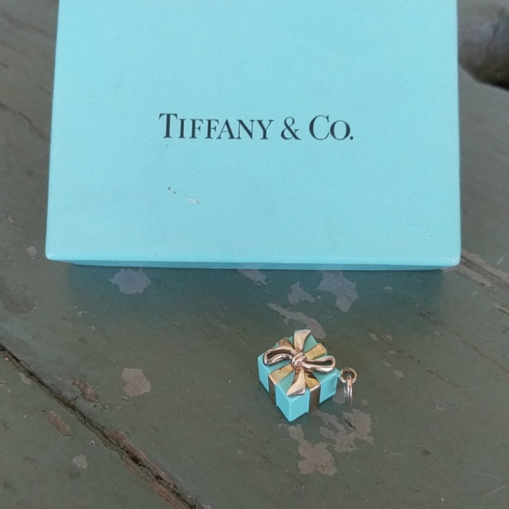 TIFFANY & CO. GIFT BOX CHARM🎁🎁🎁🎁🎁